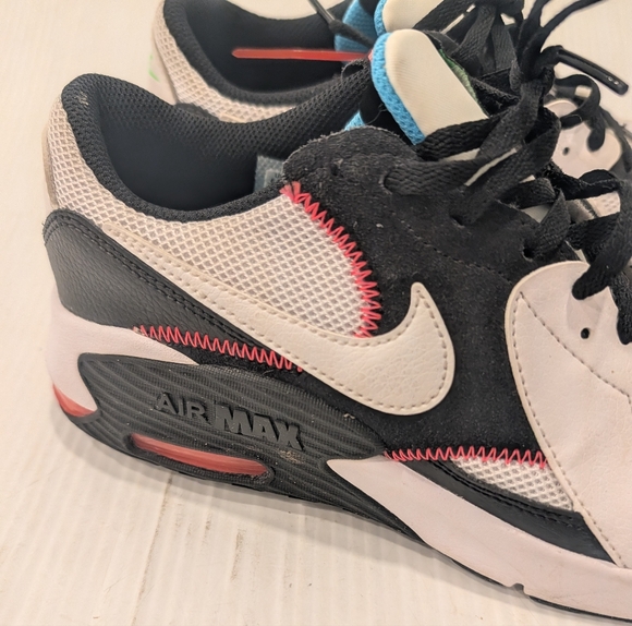 NIKE Air Max Excee Youth Kids Sneakers Black White Flash Crimson Shoes Size 6.5 - Picture 3 of 11